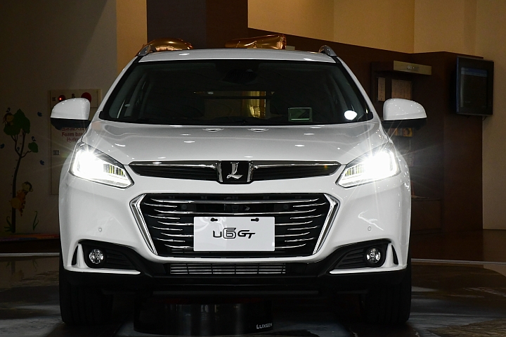 上山拍黑鳶(老鷹)、下山拍全新LUXGEN U6！