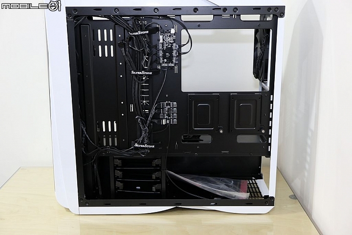[開箱] RGB跑車奔馳風SilverStone銀欣PM01-RGB