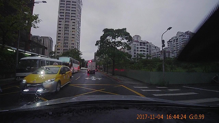 車輛前擋可以這樣外加照明燈?