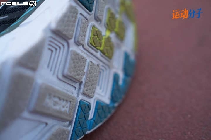 HOKA ONE ONE Clifton 4 VS Clayton 2 對比評測：厚實和輕快，硬彈和柔軟