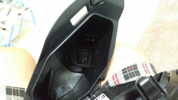 x-max 300 改裝(增加手套箱右邊usb裝置)