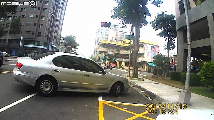 車主自覺超酷的開法~請問檢舉的法條？