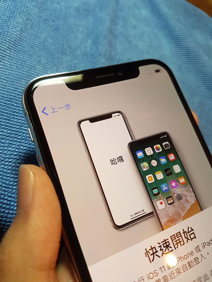 iPhone X  螢幕左凹角的地方某個角度有痕跡....，有誰也是類似這個瑕疵問題的嗎?