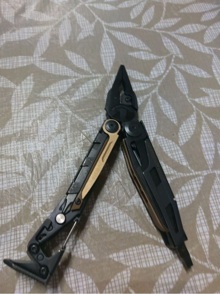 新玩具開箱Surefire E2D LED Defender Ultra