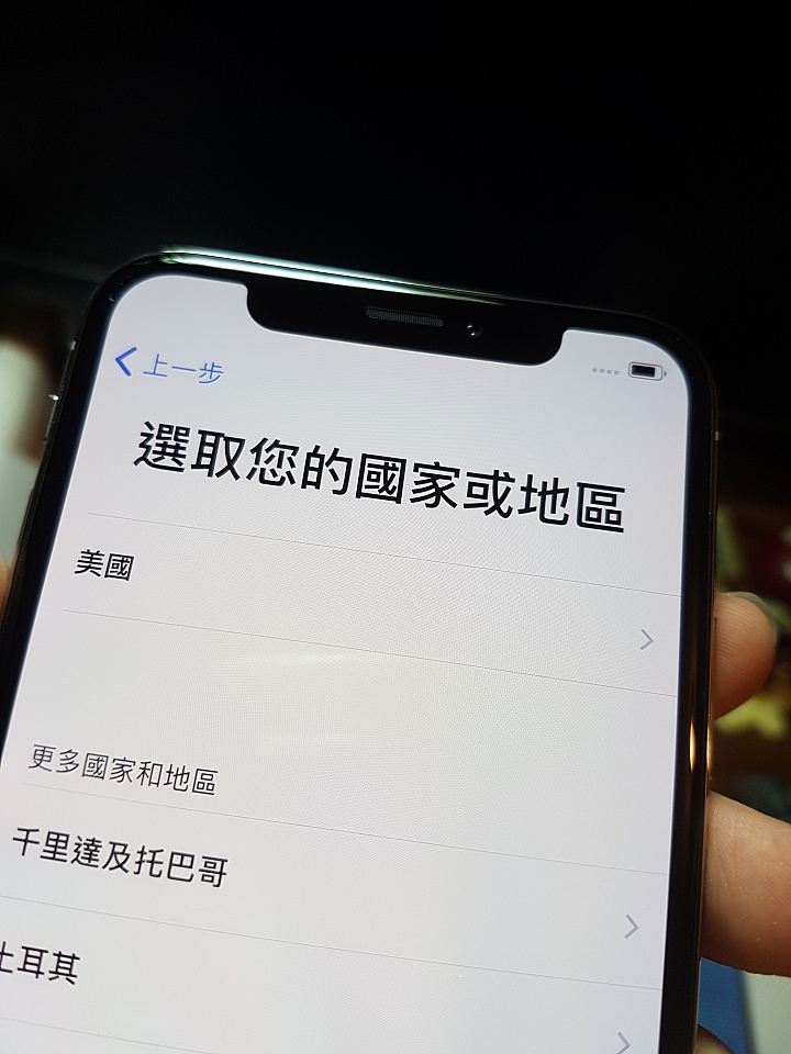iPhone X  螢幕左凹角的地方某個角度有痕跡....，有誰也是類似這個瑕疵問題的嗎?