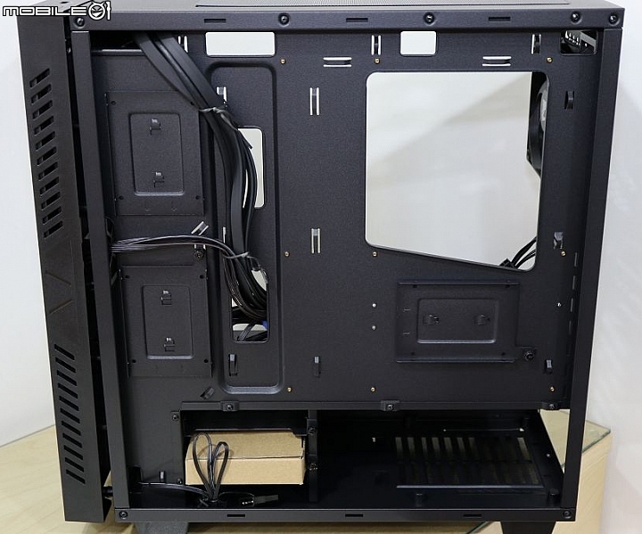 信仰の殼，技嘉AORUS鷹神崛起加入機殼戰局 GP-AC300W 開箱