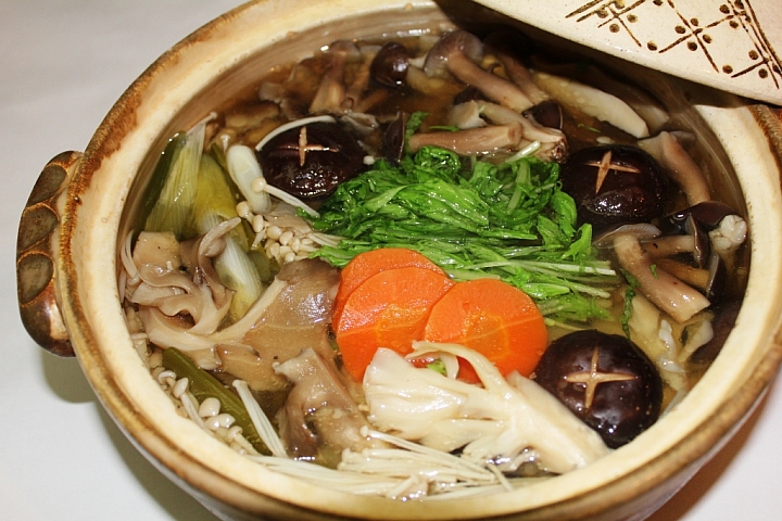 【我家餐桌上的日本料理之十二】塞滿各種秋天美味菌菇的百菇鍋