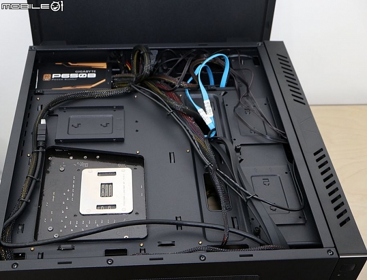 信仰の殼，技嘉AORUS鷹神崛起加入機殼戰局 GP-AC300W 開箱