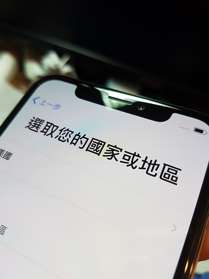 iPhone X  螢幕左凹角的地方某個角度有痕跡....，有誰也是類似這個瑕疵問題的嗎?
