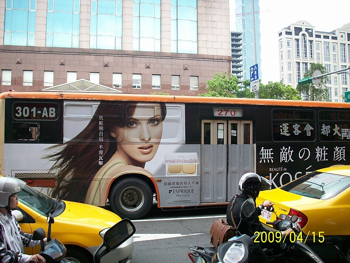公車迷攝影起大樓.