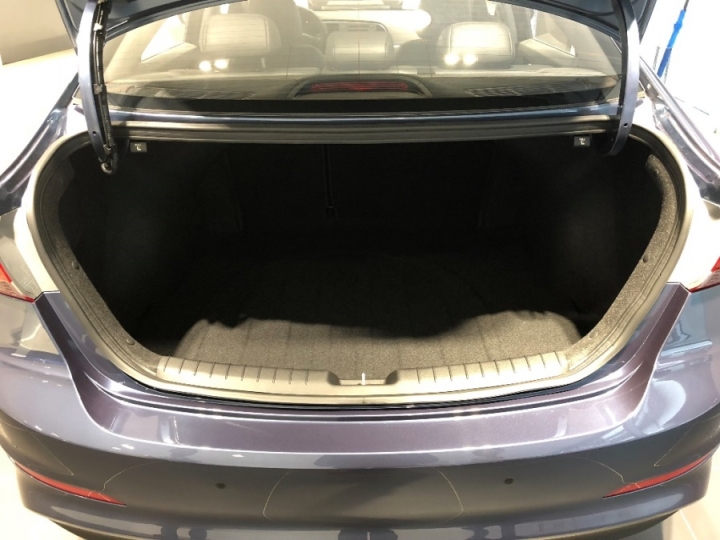 IONIQ還是Elantra 2.0 菁英? 賞車初體驗