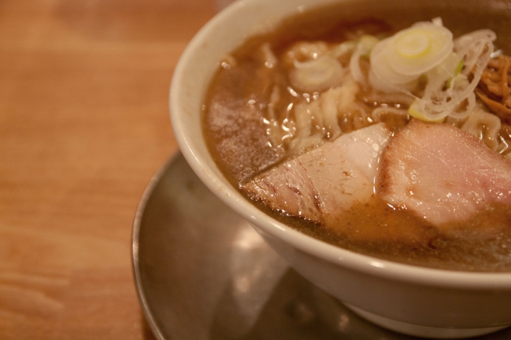【美食。食記】東京 八丁堀 老闆，我的麵呢？ 麵屋七彩 拉麵 麺や 七彩 八丁堀店