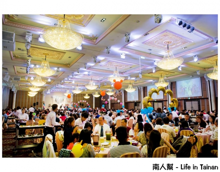 【台南永康-宴客】訂婚|結婚|挑高七米空間|證婚亭|無樑柱設計|舞台燈光秀|多樣宴會廳~情定婚宴城堡