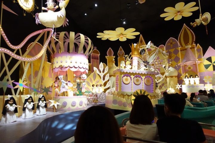 【2017香港迪士尼】迪士尼樂園DAY1(上)。小小世界 春日明星嘉年華遊行 迪士尼魔法書房