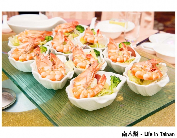 【台南永康-宴客】訂婚|結婚|挑高七米空間|證婚亭|無樑柱設計|舞台燈光秀|多樣宴會廳~情定婚宴城堡