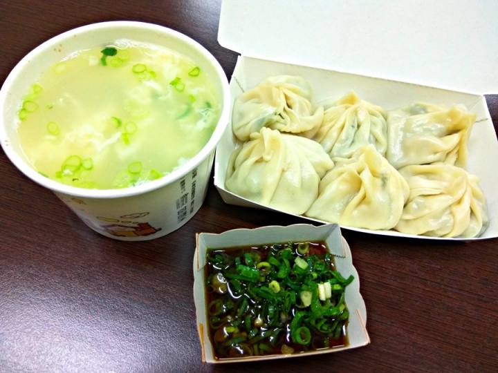 苗栗頭份~店名就叫"鮮肉湯包"~食尚玩家有報導~湯包好大顆~~葱花跟醬汁很搭~蛋花湯是滑蛋口感~超推!