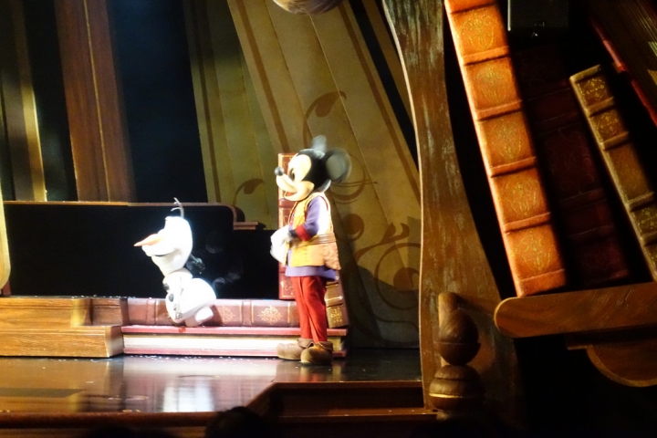 【2017香港迪士尼】迪士尼樂園DAY1(上)。小小世界 春日明星嘉年華遊行 迪士尼魔法書房