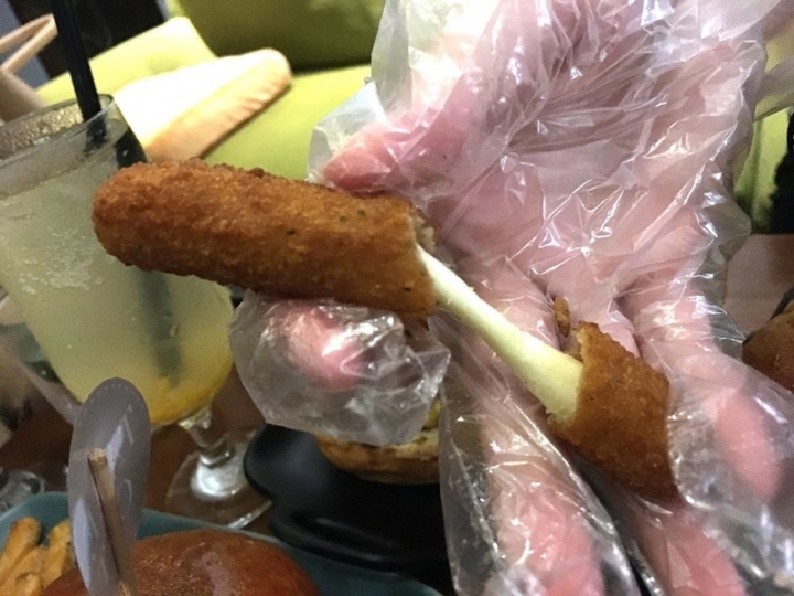 【台北捷運忠孝新生站】 Take Out 手工漢堡 貓咪餐廳
