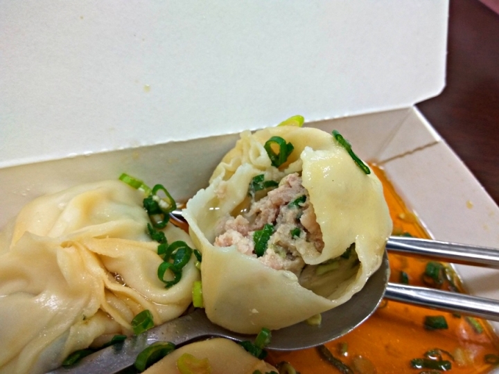 苗栗頭份~店名就叫"鮮肉湯包"~食尚玩家有報導~湯包好大顆~~葱花跟醬汁很搭~蛋花湯是滑蛋口感~超推!