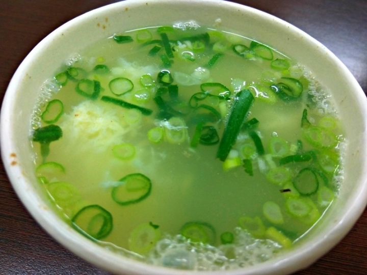 苗栗頭份~店名就叫"鮮肉湯包"~食尚玩家有報導~湯包好大顆~~葱花跟醬汁很搭~蛋花湯是滑蛋口感~超推!