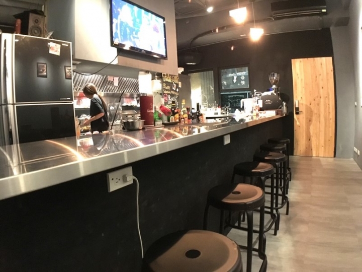 【台北捷運忠孝新生站】 Take Out 手工漢堡 貓咪餐廳