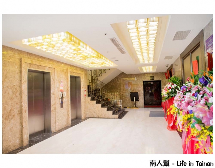 【台南永康-宴客】訂婚|結婚|挑高七米空間|證婚亭|無樑柱設計|舞台燈光秀|多樣宴會廳~情定婚宴城堡