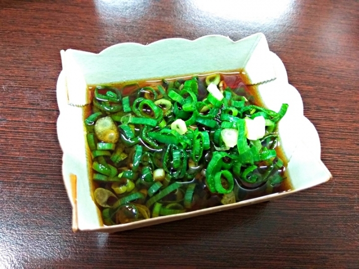 苗栗頭份~店名就叫"鮮肉湯包"~食尚玩家有報導~湯包好大顆~~葱花跟醬汁很搭~蛋花湯是滑蛋口感~超推!