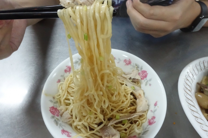 【食記】台南中西區。民生路海安路口無名藍招牌意麵