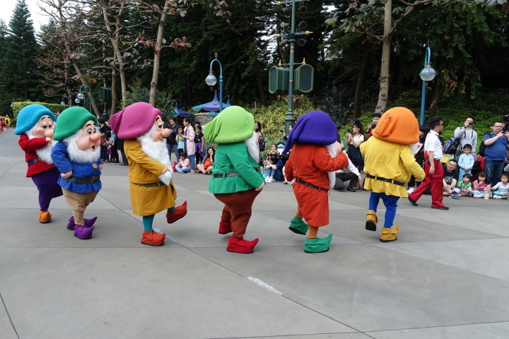 【2017香港迪士尼】迪士尼樂園DAY1(上)。小小世界 春日明星嘉年華遊行 迪士尼魔法書房