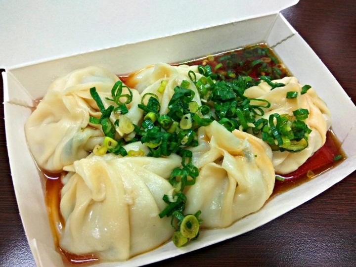 苗栗頭份~店名就叫"鮮肉湯包"~食尚玩家有報導~湯包好大顆~~葱花跟醬汁很搭~蛋花湯是滑蛋口感~超推!