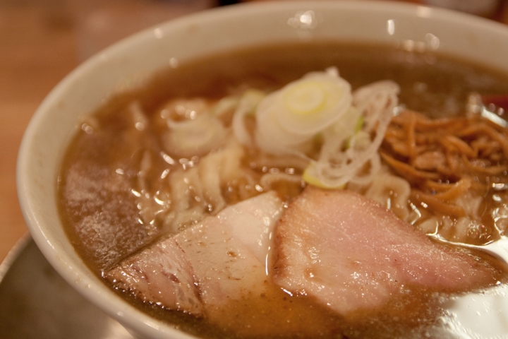 【美食。食記】東京 八丁堀 老闆，我的麵呢？ 麵屋七彩 拉麵 麺や 七彩 八丁堀店