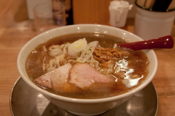 【美食。食記】東京 八丁堀 老闆，我的麵呢？ 麵屋七彩 拉麵 麺や 七彩 八丁堀店