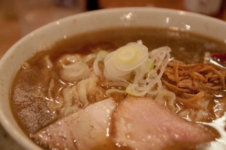 【美食。食記】東京 八丁堀 老闆，我的麵呢？ 麵屋七彩 拉麵 麺や 七彩 八丁堀店