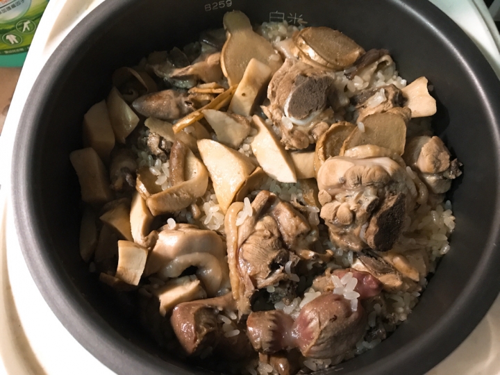 【食譜】第5堂課 火燒A電鍋麻油雞飯。