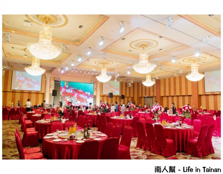【台南永康-宴客】訂婚|結婚|挑高七米空間|證婚亭|無樑柱設計|舞台燈光秀|多樣宴會廳~情定婚宴城堡
