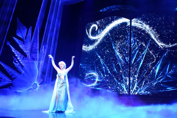 【2017香港迪士尼】迪士尼樂園DAY1(上)。小小世界 春日明星嘉年華遊行 迪士尼魔法書房