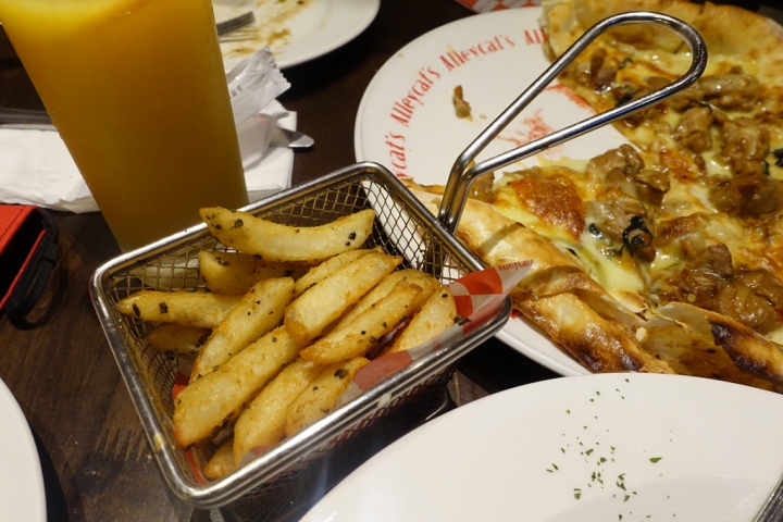 【食記】捷運台北車站/京站Qsquare。巷貓Alleycat's 手工窯烤披薩-京站店