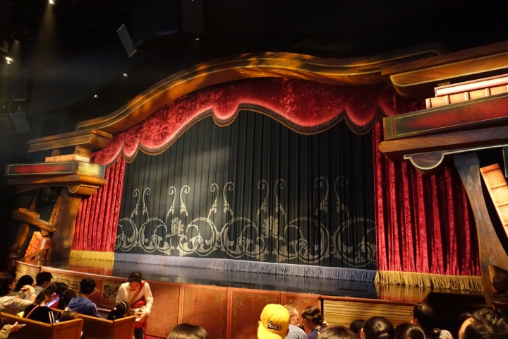 【2017香港迪士尼】迪士尼樂園DAY1(上)。小小世界 春日明星嘉年華遊行 迪士尼魔法書房