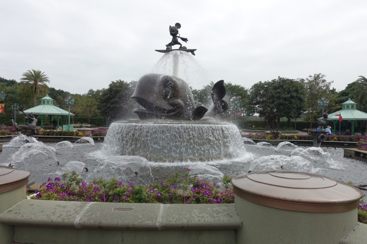 【2017香港迪士尼】迪士尼樂園DAY1(上)。小小世界 春日明星嘉年華遊行 迪士尼魔法書房