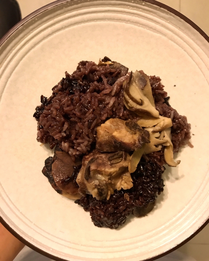 【食譜】第5堂課 火燒A電鍋麻油雞飯。