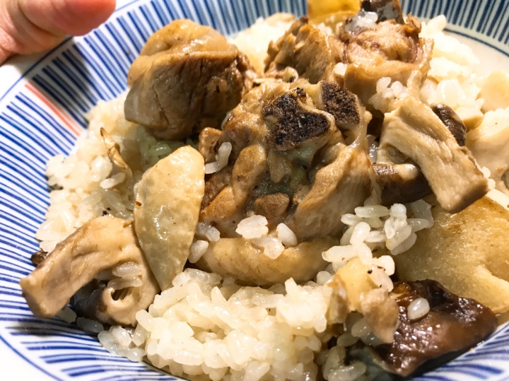 【食譜】第5堂課 火燒A電鍋麻油雞飯。