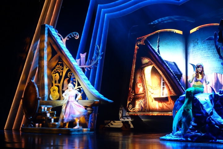 【2017香港迪士尼】迪士尼樂園DAY1(上)。小小世界 春日明星嘉年華遊行 迪士尼魔法書房