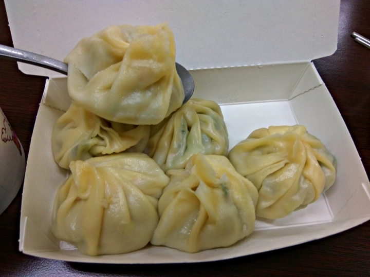 苗栗頭份~店名就叫"鮮肉湯包"~食尚玩家有報導~湯包好大顆~~葱花跟醬汁很搭~蛋花湯是滑蛋口感~超推!