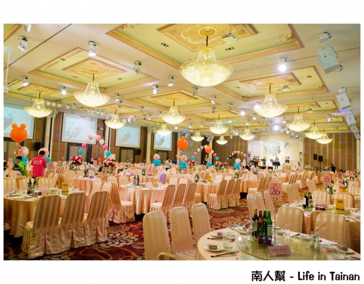 【台南永康-宴客】訂婚|結婚|挑高七米空間|證婚亭|無樑柱設計|舞台燈光秀|多樣宴會廳~情定婚宴城堡