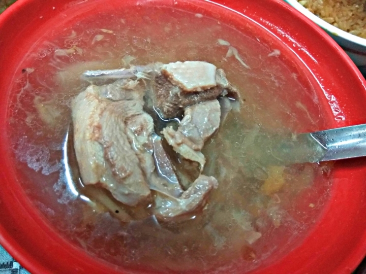 高雄市鹽埕區北港蔡三代筒仔米糕~60年的老店~米糕好吃, 旗魚環湯造型不同旗魚丸~