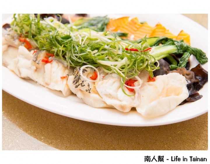 【台南永康-宴客】訂婚|結婚|挑高七米空間|證婚亭|無樑柱設計|舞台燈光秀|多樣宴會廳~情定婚宴城堡