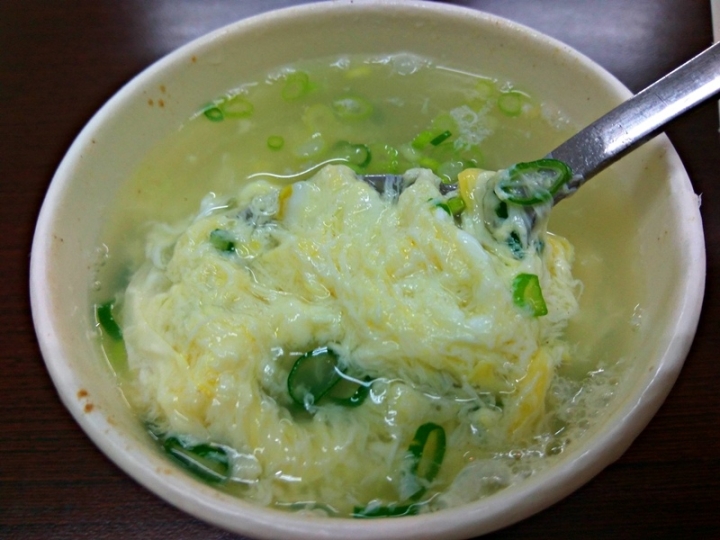 苗栗頭份~店名就叫"鮮肉湯包"~食尚玩家有報導~湯包好大顆~~葱花跟醬汁很搭~蛋花湯是滑蛋口感~超推!