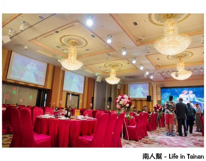 【台南永康-宴客】訂婚|結婚|挑高七米空間|證婚亭|無樑柱設計|舞台燈光秀|多樣宴會廳~情定婚宴城堡