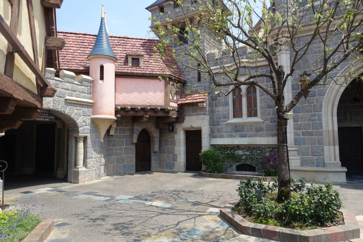 【2017香港迪士尼】迪士尼樂園DAY1(上)。小小世界 春日明星嘉年華遊行 迪士尼魔法書房