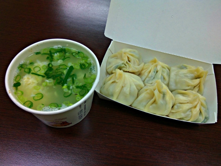 苗栗頭份~店名就叫"鮮肉湯包"~食尚玩家有報導~湯包好大顆~~葱花跟醬汁很搭~蛋花湯是滑蛋口感~超推!